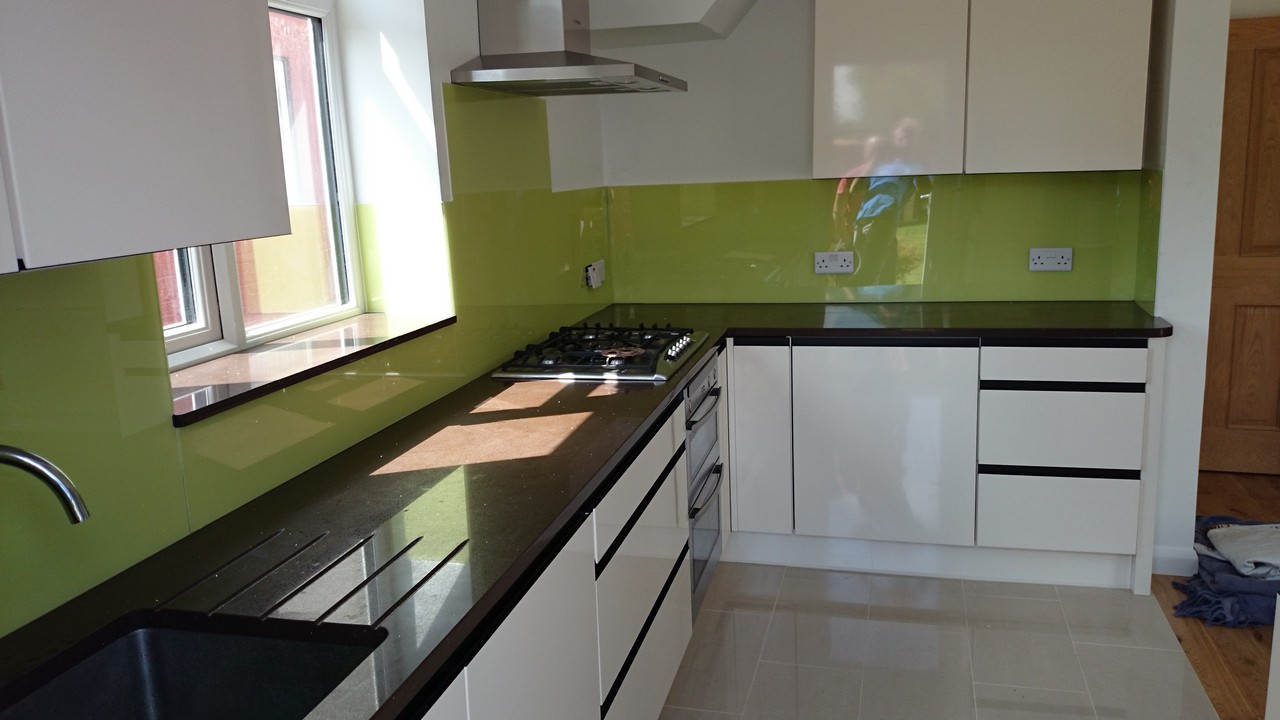 Lime green glass kitchen splashback installed by Belgravia glaziers